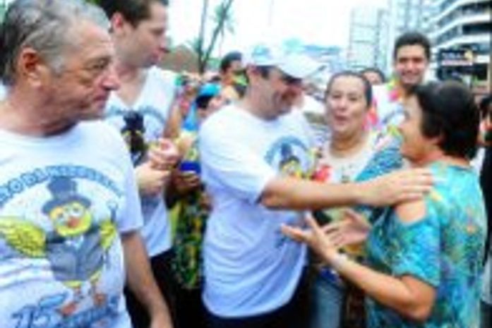 Aécio Neves cumprimentou foliões na orla da Pajuçara, ao lado do governador Teotonio na festa do Pinto da Madrugada