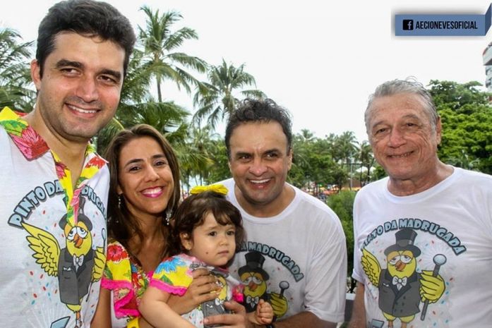 Aécio Neves com o prefeito Rui, sua esposa Tatiana, sua filha Bia e o governador Teotônio no bloco do Pinto.
