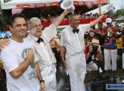 Aécio Neves com os foliões Braga Lira e Marcos Davi