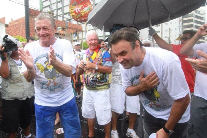 Teotonio Vilela e Aécio Neves tomam vaia no Pinto da Madrugada