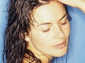 Secador velho e xampu com espuma: site lista 'faltas' com os cabelos