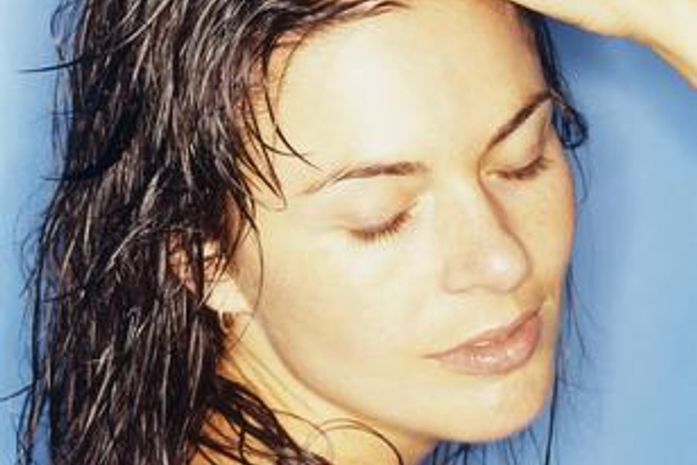 Secador velho e xampu com espuma: site lista 'faltas' com os cabelos