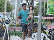 Barbudo! Mateus Solano curte passeio com a família