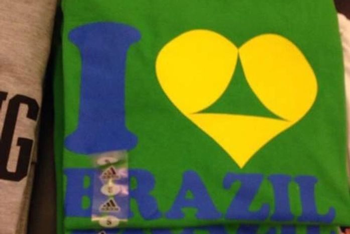 Uma das camisas vendidas em São Francisco com apelo sexual vinculado à Copa