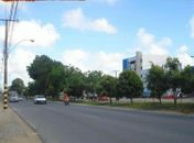 Criminosos promovem arrastão, aprisionam passageiros em veículo e jogam chave em matagal