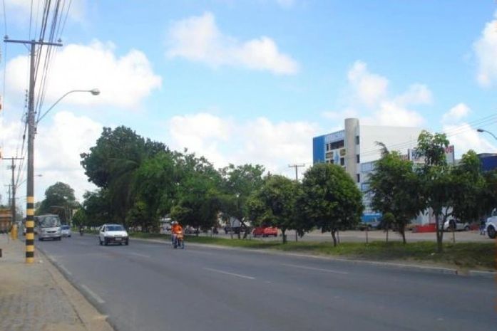 Criminosos promovem arrastão, aprisionam passageiros em veículo e jogam chave em matagal