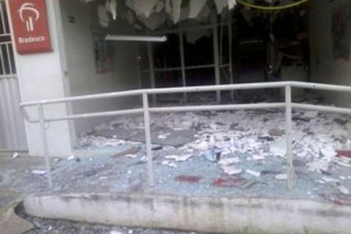 Caixa eletrônico de banco no Sertão é explodido por criminosos; PM realiza diligências