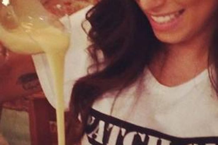 Anitta janta com amigo no Rio: "momento de felicidade"