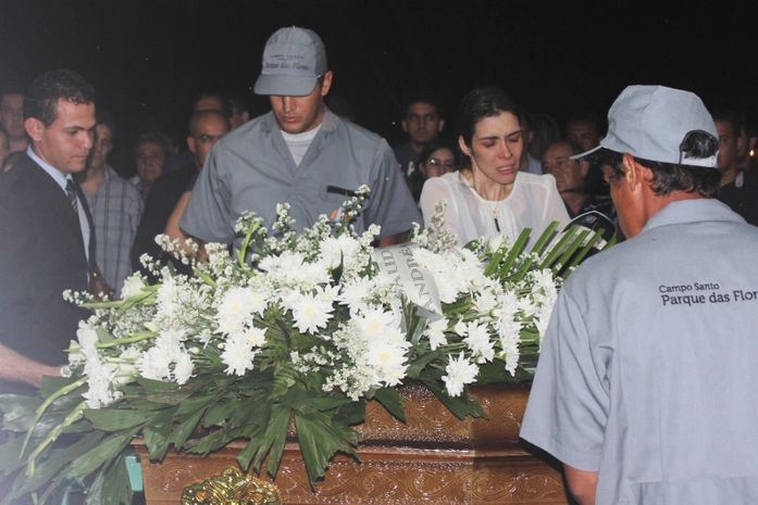 Emoção e homenagens marcam sepultamento de empresário assassinado