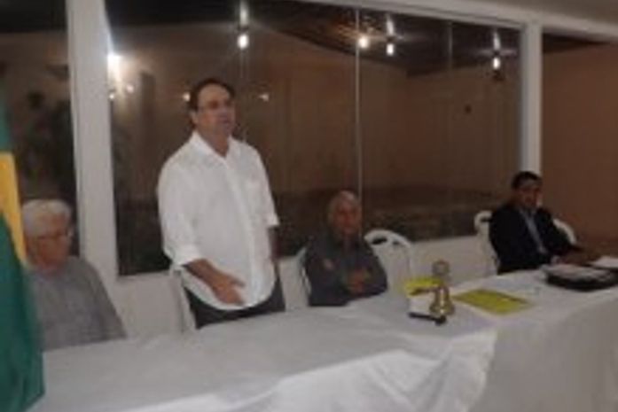 Luciano falando para os rotaryanos palemeirenses