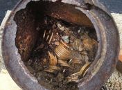 Casal americano descobre arca com tesouro no próprio terreno