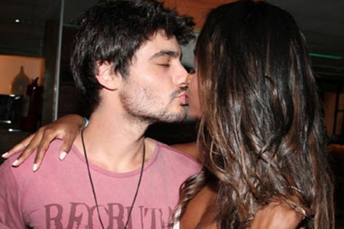 Guilherme Leicam e Aline Prado trocam selinho em lançamento de revista