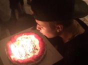 Justin Bieber completa 20 anos de idade e posta foto de bolo