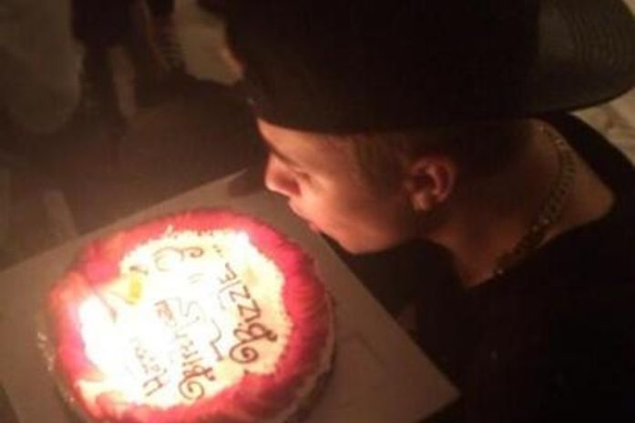 Justin Bieber completa 20 anos de idade e posta foto de bolo