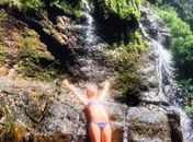 Cara Delevigne publica foto de biquíni em cachoeira
