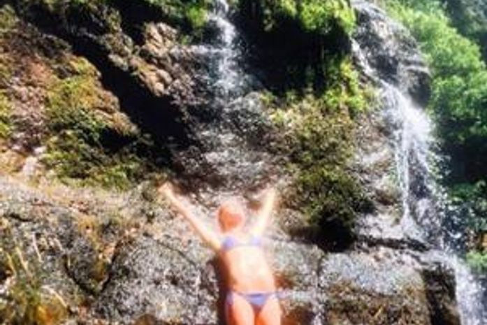 Cara Delevigne publica foto de biquíni em cachoeira
