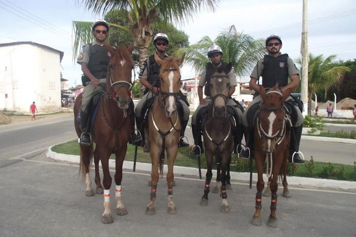 Cavalaria reforça policiamento de carnaval na orla do Francês e Barra de São Miguel