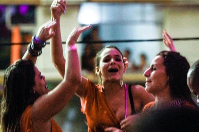 Bruna Marquezine se empolga e mostra demais em Salvador