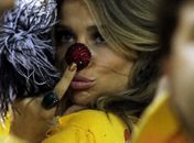 Grazi cai no clima da folia e põe nariz de palhaço