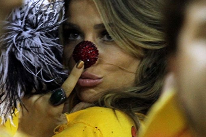 Grazi cai no clima da folia e põe nariz de palhaço