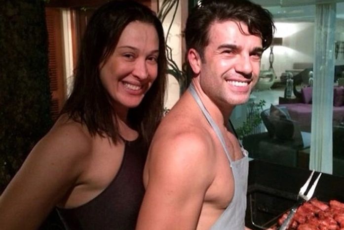 Namorado prepara churrasco para Claudia Raia