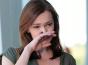 Helena consegue resgatar o bracelete desaparecido, com Juliana