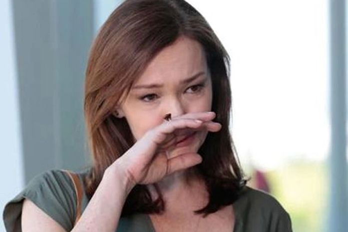 Helena consegue resgatar o bracelete desaparecido, com Juliana