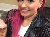 Demi Lovato raspa o cabelo para nova turnê