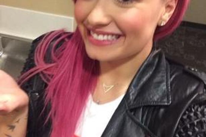 Demi Lovato raspa o cabelo para nova turnê