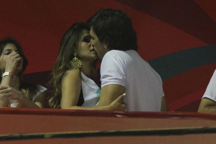 Paula Fernandes beija muito em camarote, em Salvador