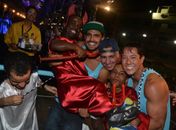 Caio Castro se diverte com grupo de anões em camarote, em Salvador