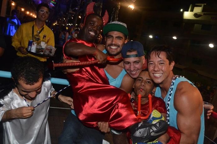 Caio Castro se diverte com grupo de anões em camarote, em Salvador