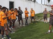 Eduardo Souza conversa com o grupo do CRB