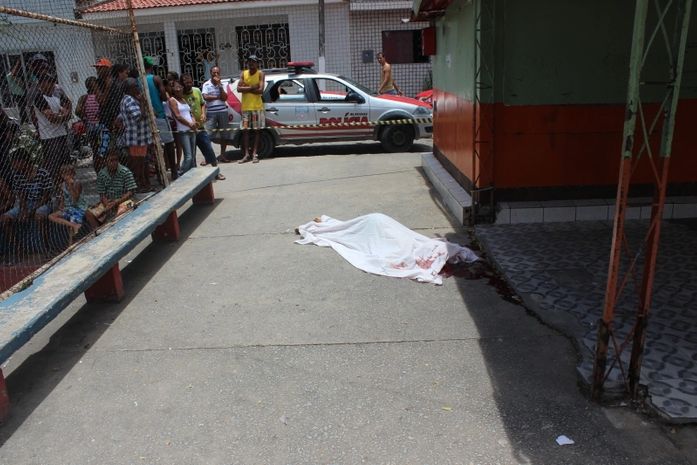 Jovem de 17 anos é executado em praça no Jacintinho