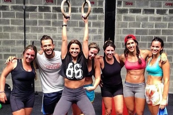 Bruna Marquezine exibe barriga sarada em foto