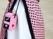 Bolsas irreverentes e tênis conquistam fashionistas de Paris