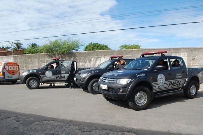Quatro pessoas envolvidas com tráfico são presas