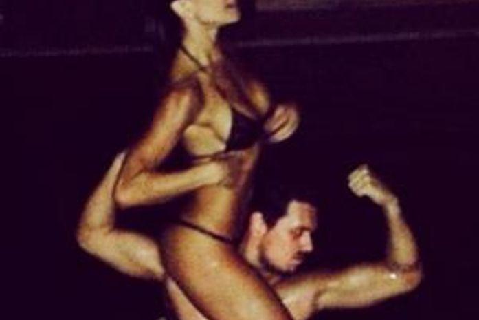 Sabrina Sato se diverte em piscina nos ombros do namorado