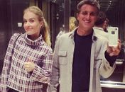Luciano Huck e Angélica tiram onda e posam para selfie no elevador