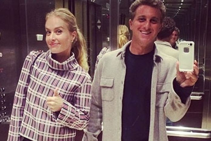 Luciano Huck e Angélica tiram onda e posam para selfie no elevador