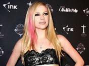 Avril Lavigne abandona palco com medo de fã
