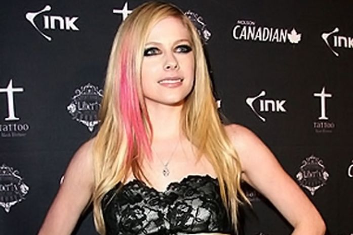 Avril Lavigne abandona palco com medo de fã