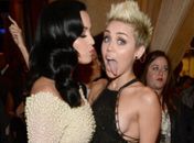 Após selinho, Miley Cyrus e Katy Perry trocam ofensas na web