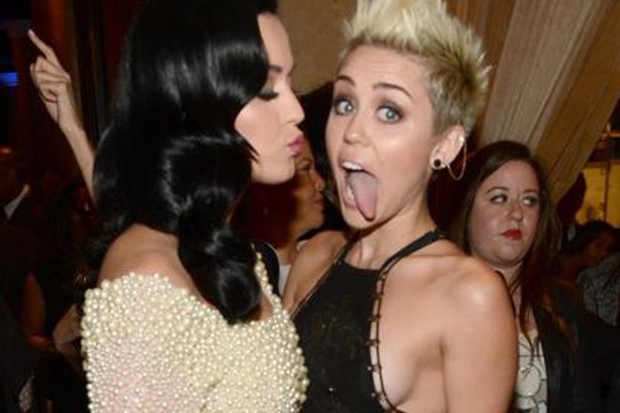 Após selinho, Miley Cyrus e Katy Perry trocam ofensas na web