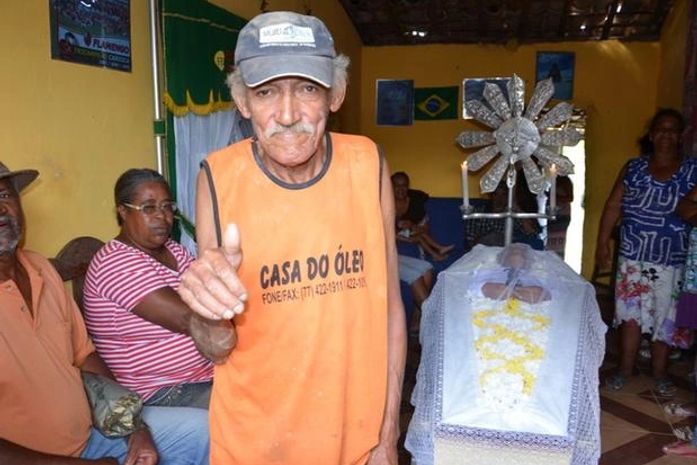 Homem aparece vivo no próprio velório e surpreende família
