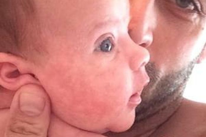 Henri Castelli se declara para a filha de nove dias de vida