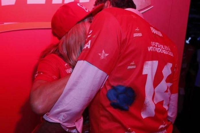 Susana Vieira troca beijos com novo namorado em camarote