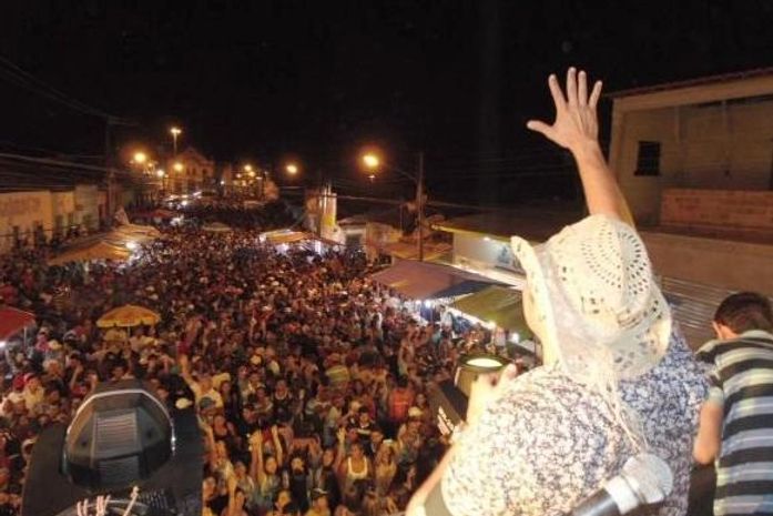 Ressaca de Carnaval arrasta multidão em Lagoa da Canoa