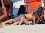 Fernanda Lima e Rodrigo Hilbert trocam beijos em praia do Rio