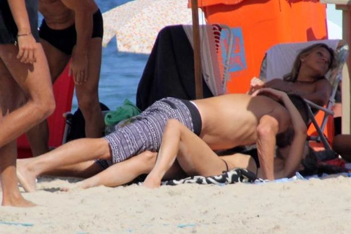 Fernanda Lima e Rodrigo Hilbert trocam beijos em praia do Rio